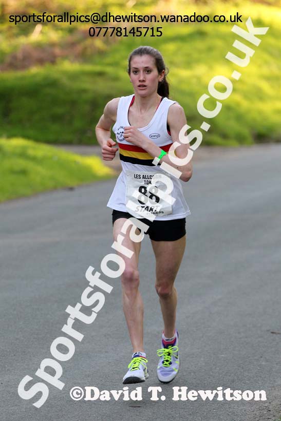 Susie Barwise-Munro (Alnwick) on her way to 2nd in the womens Les Allcorn 10k, Alnwick. Photo: David T. Hewitson/Sports for All Pics